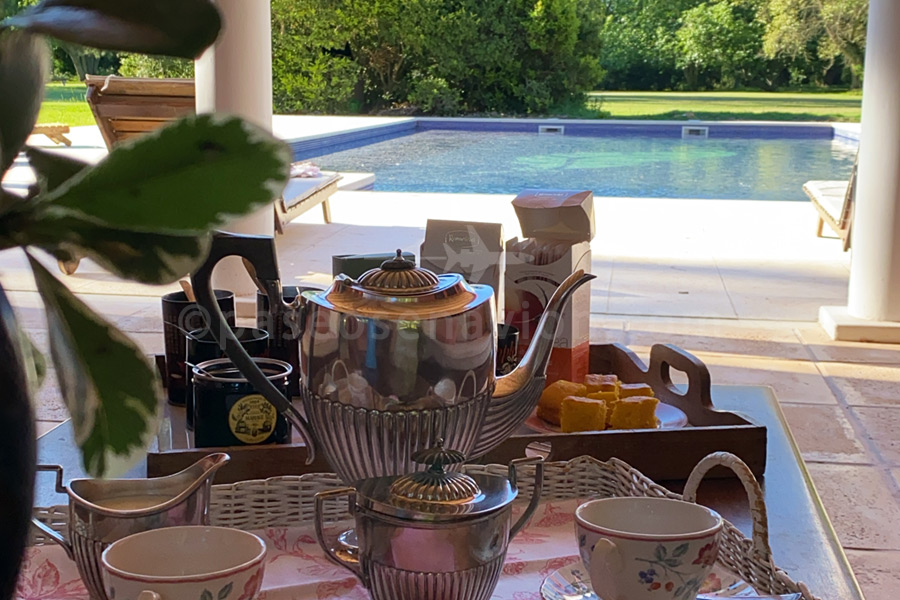 Merienda y t junto a la piscina