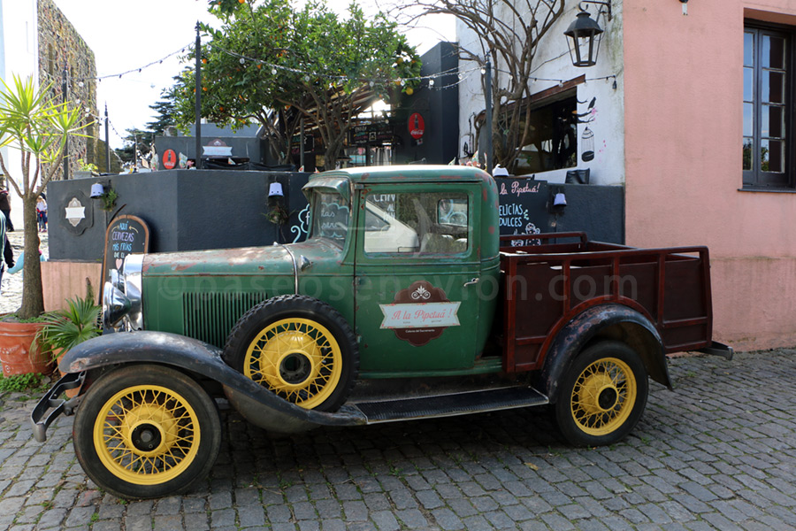 Coche antiguo en las calles de Colonia